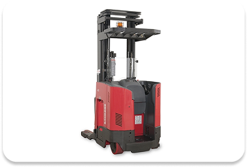 Montacargas Raymond doble reach modelo 7400 alcanzando doble profundidad en rack de alta densidad industrial